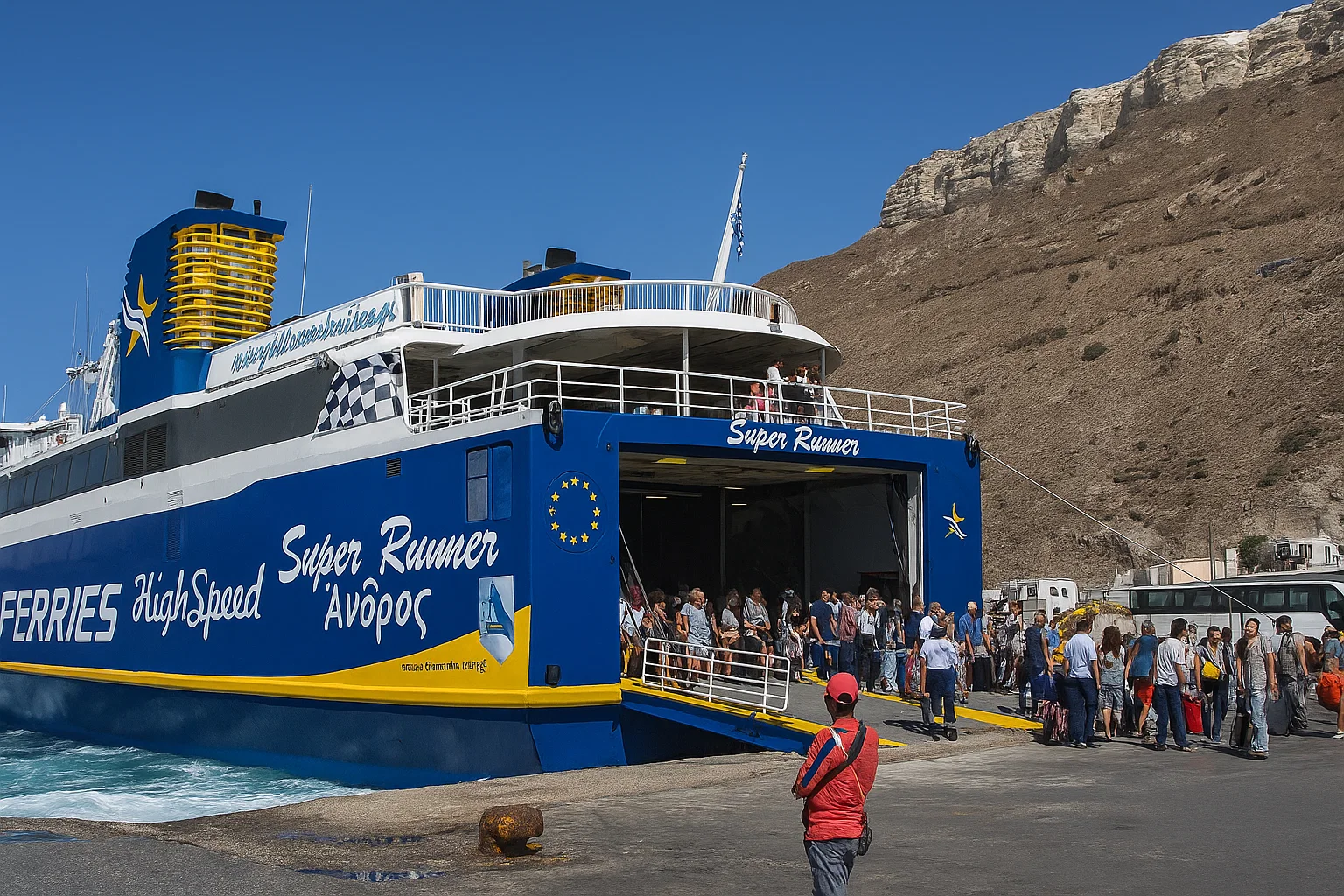 αποβίβαση επιβατών από ferry boat στο λιμάνι της Σαντορίνης τον Αθηνιό