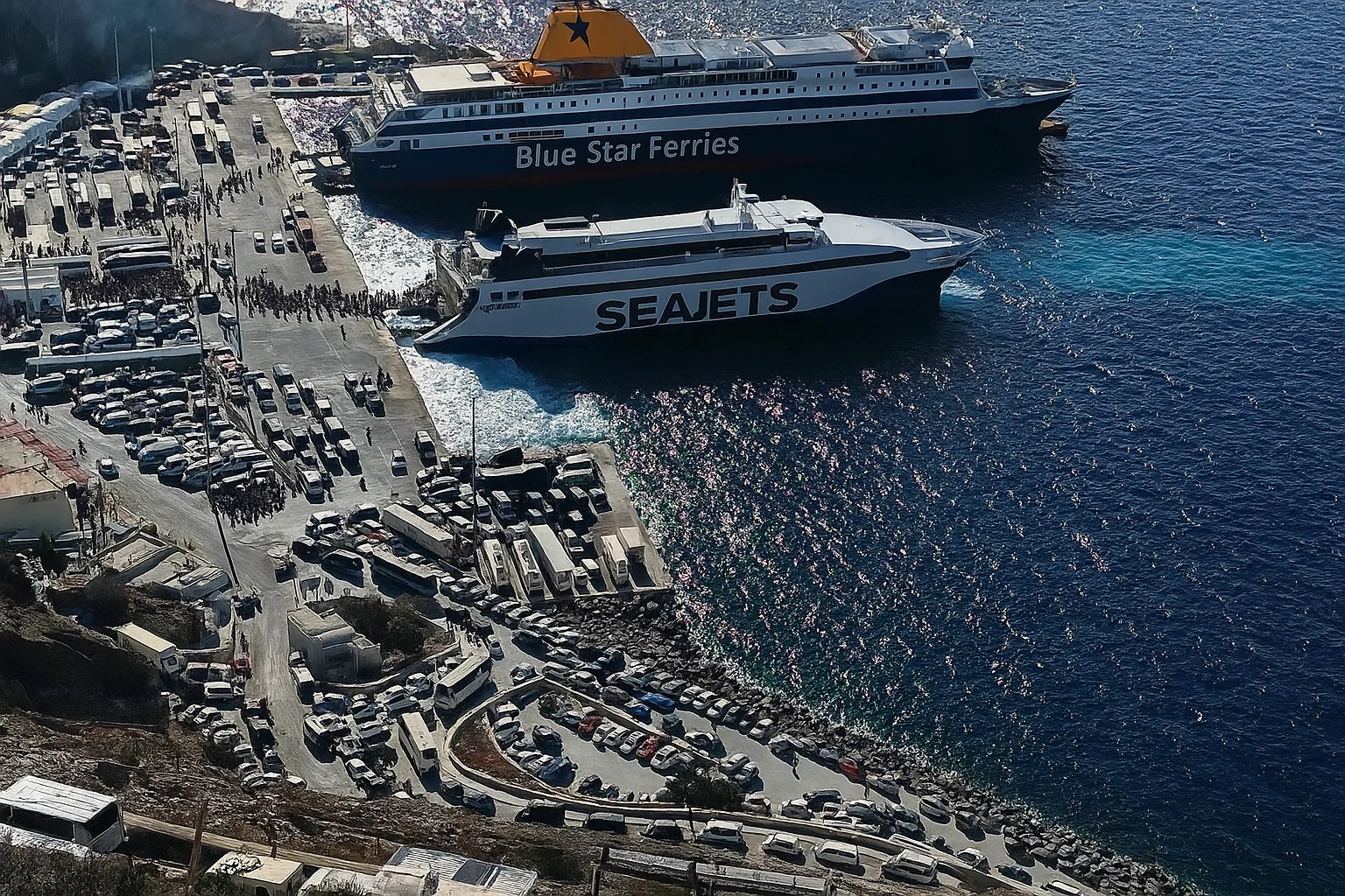 Επιβίβαση επιβατών σε ferry boat από το λιμάνι της Σαντορίνης τον Αθηνιό για Ηράκλειο